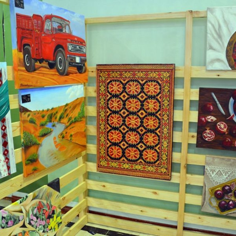 لوحات الفتيات المشاركات في مهرجان التسوق بعنيزة