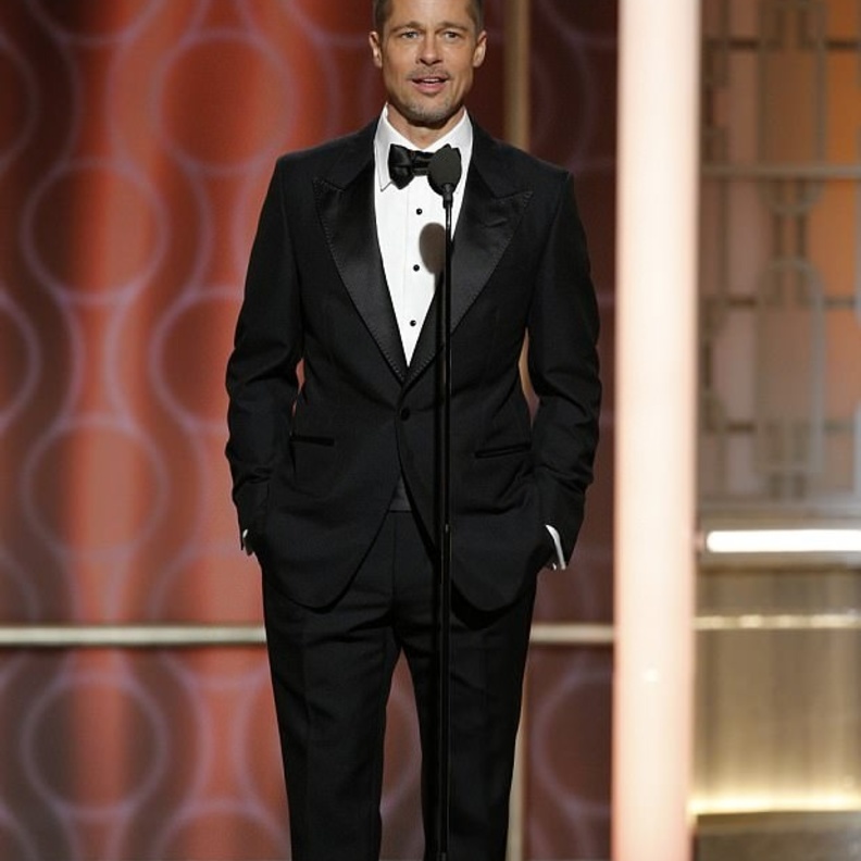 كيف احتفل براد بيت بعيد الأب في هذا العام؟