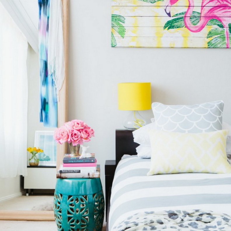 جدار رأس السرير مغطى بورق جدران منقوش