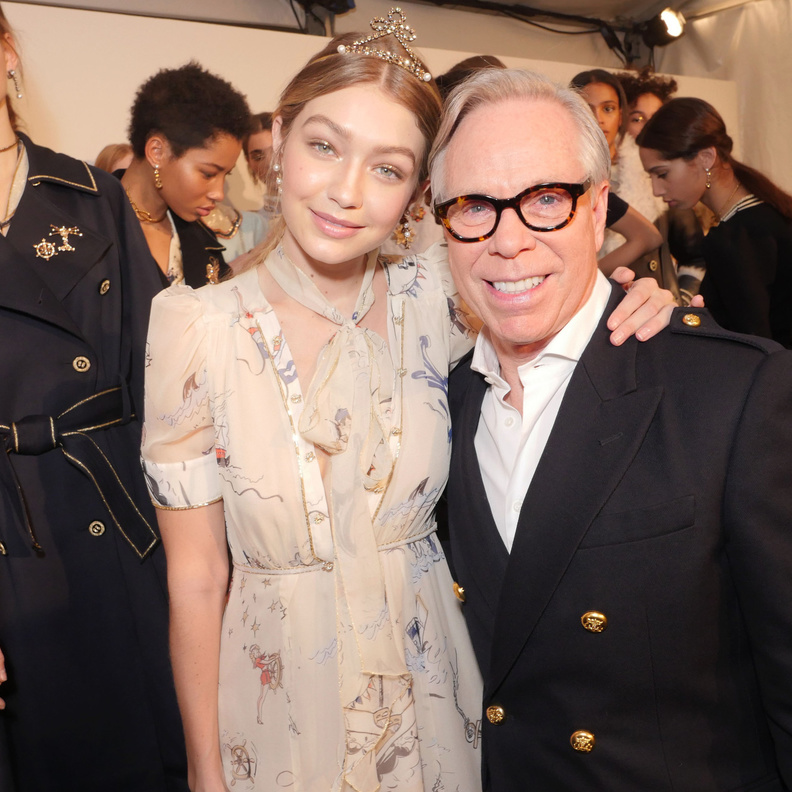  جيجي حديد مع تومي هيلفيغر