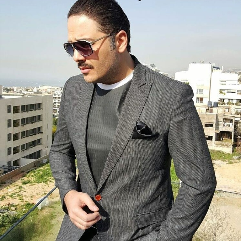 رامي عياش بالبدلة الرسمية مع قميص رمادي وعقدة