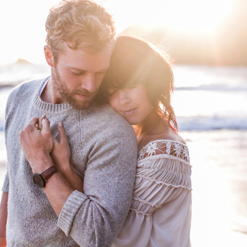 لمحبي الرومانسية صور الخطوبة على البحر