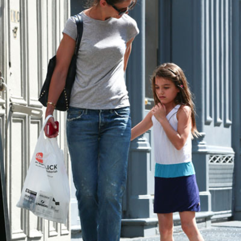 بالصور: كاتي هولمز تتسوق مع ابنتها سوري بنيويورك