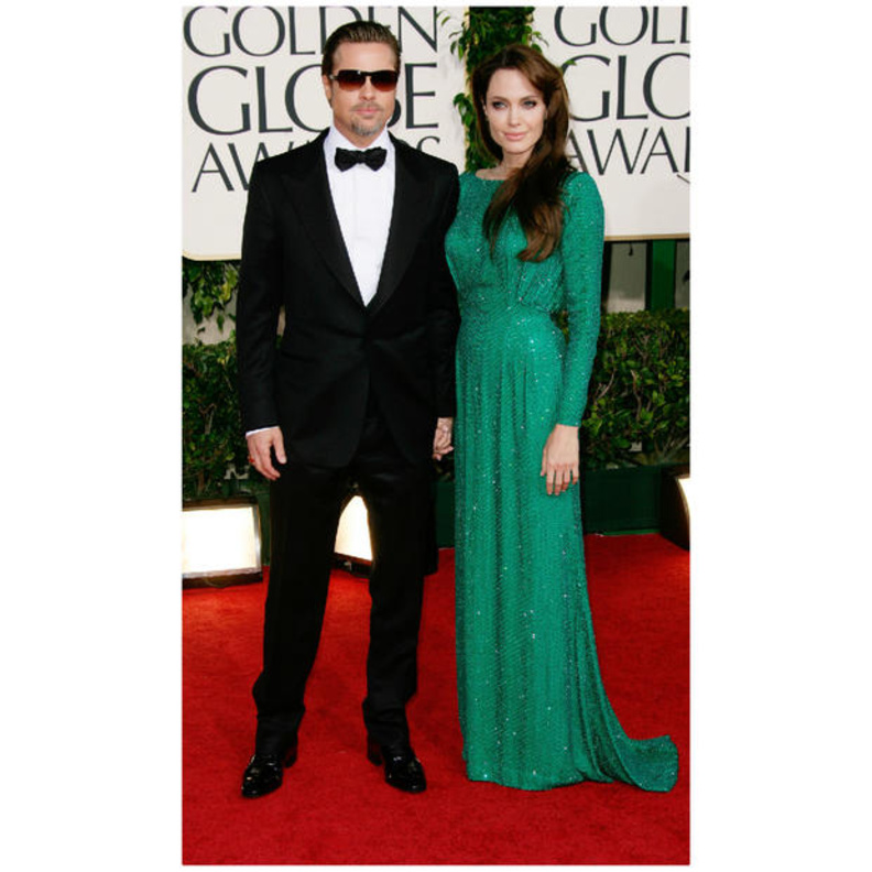  انجلينا جولي في فستان اخضر براق مع براد بيت في حفل جوائز غولدن غلوب 2011