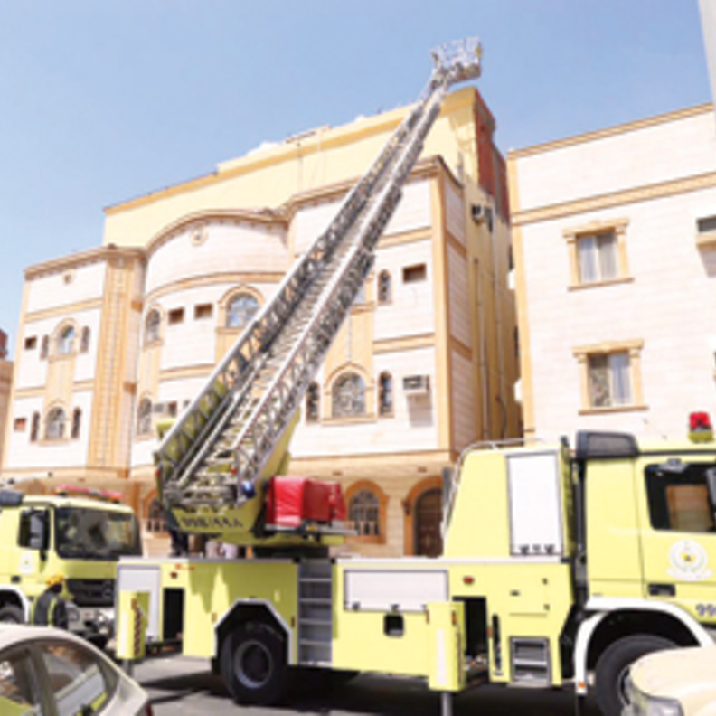 الدفاع المدني أثناء قيامهم بإخماد الحريق 