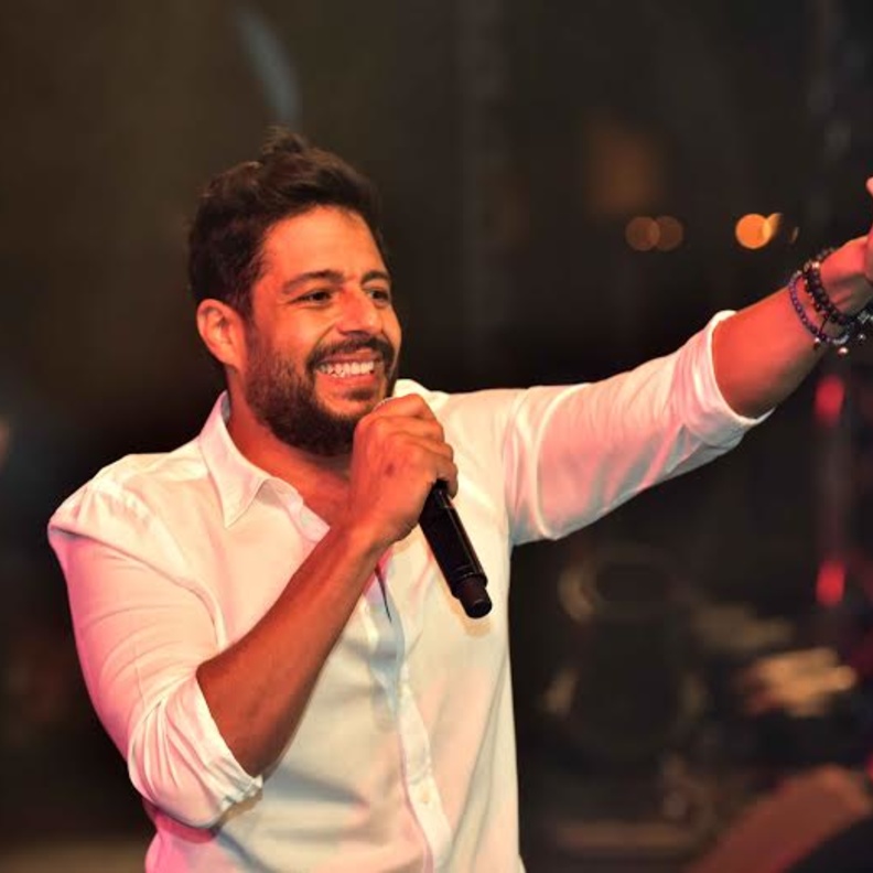 عاد للجامعة بعد اخر حفل جمعه بشيرين عبد الوهاب