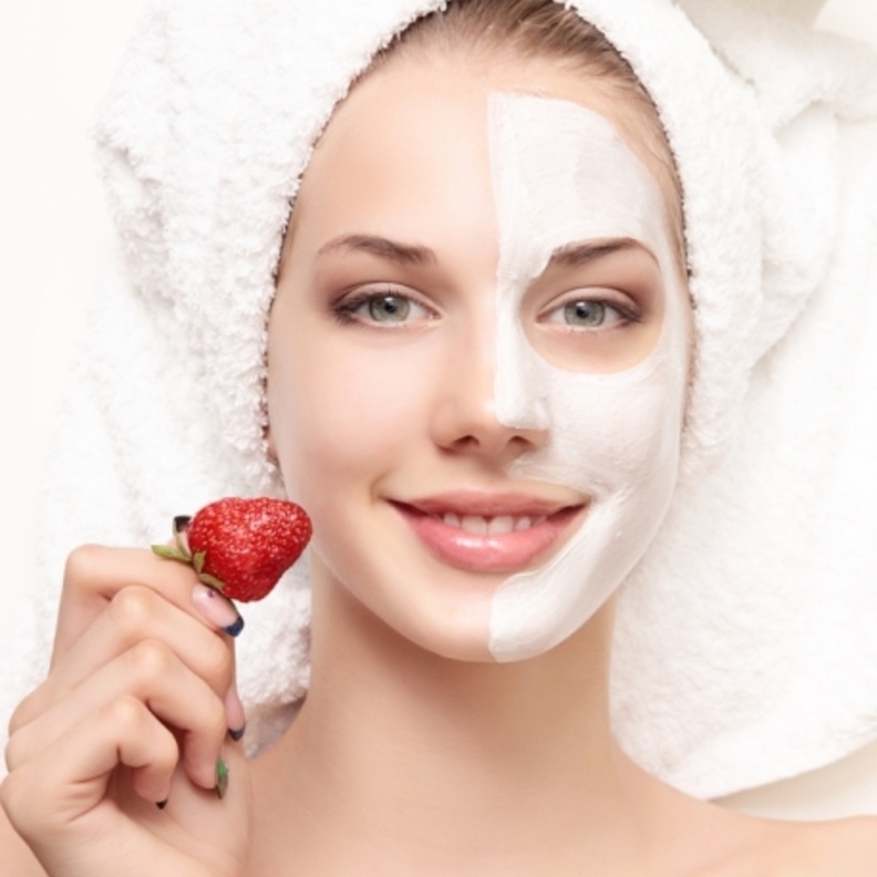 ماسك الفراولة مع الحليب يكسب البشرة تألقا