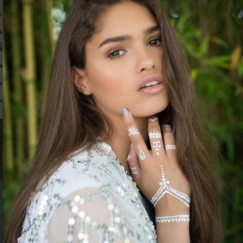 الحنة البيضاء تليق بك في اطلالة العيد