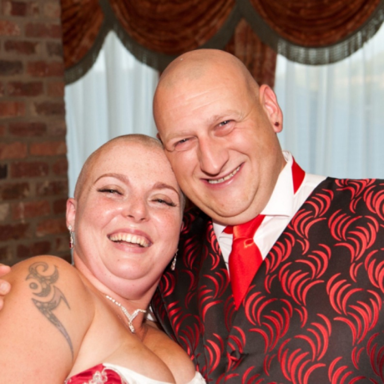 عروس تحلق شعرها بالكامل يوم زفافها