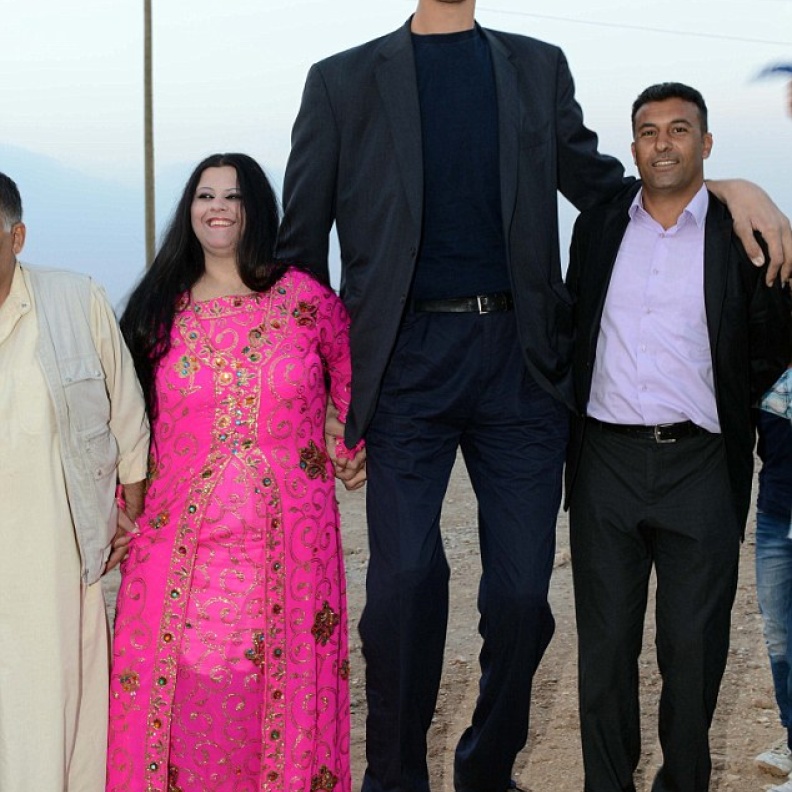 أطول رجل في العالم... عريس