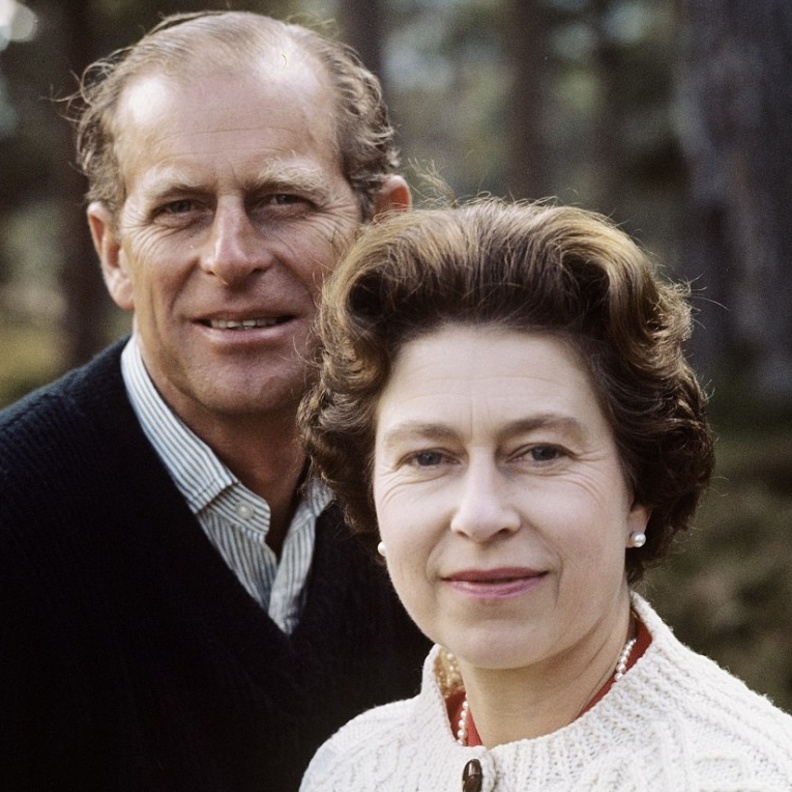 اليزابيث وخلفها زوجها فليب