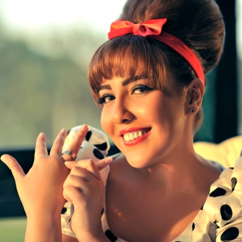 مي كساب تتجرأ لأول مرة وتكشف ملامح وجه طفلتها بالكامل