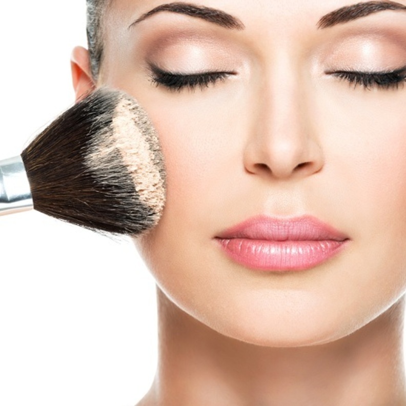 البودرة الحرة تعمل على تثيبت كريم الاساس