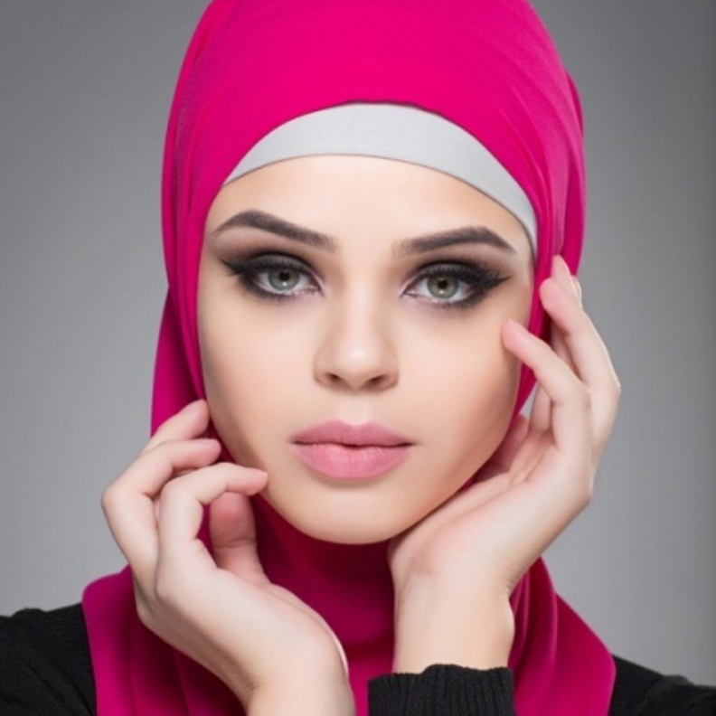 المكياج الناعم يضيء على جمال المحجبة 