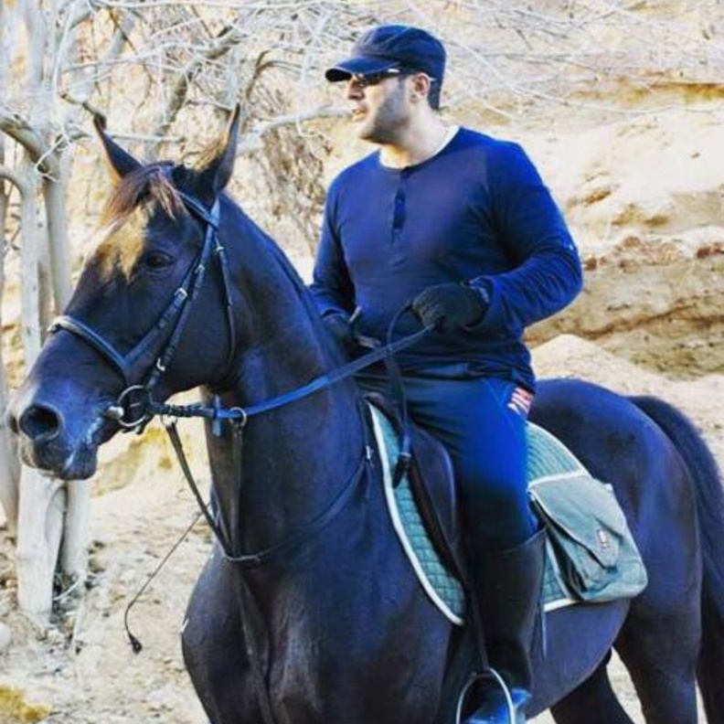 عاصي الحلاني يمارس الفروسية بمهارة