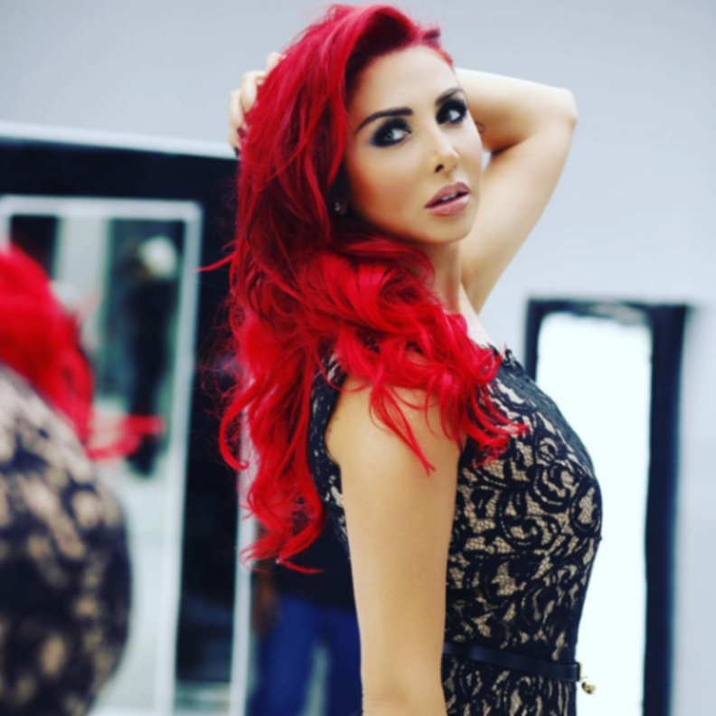 جويل ماردينيان اطلت مؤخرا بالشعر الاحمر