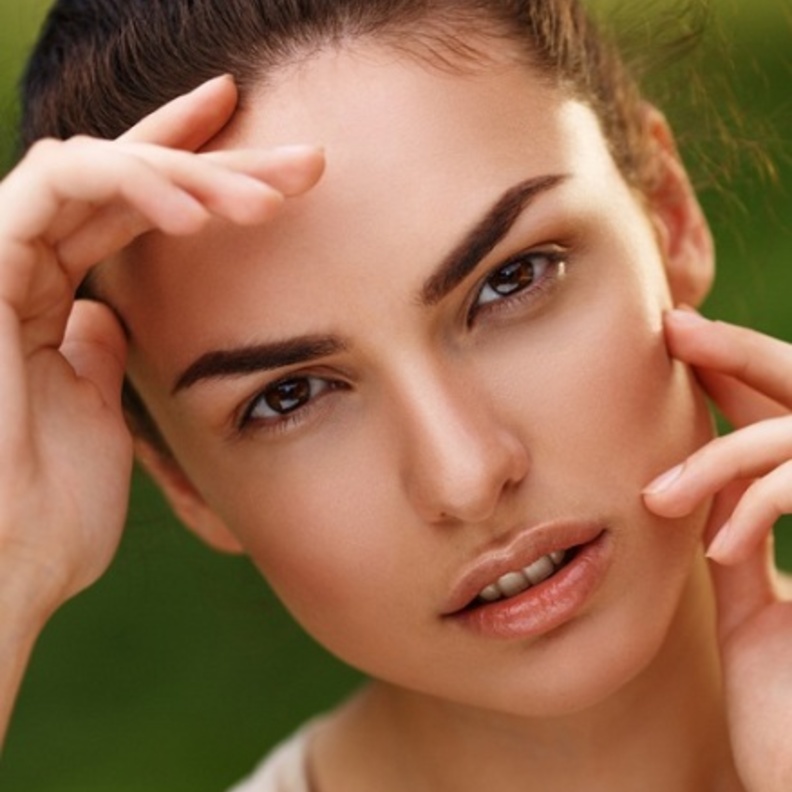 الحواجب العريضة ماتزال موضة رائجة