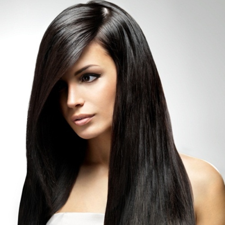 الشعر الاسود يمنح المرأة اطلالة جميلة