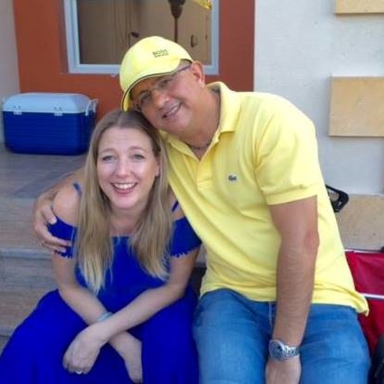 صورة لإيما و زوجها قبل شهر من تشخيصها بالإصابة بسرطان الثدي