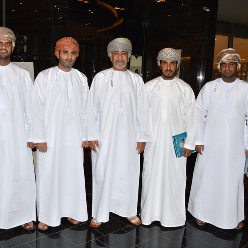 -أعضاء السفارة العمانية.