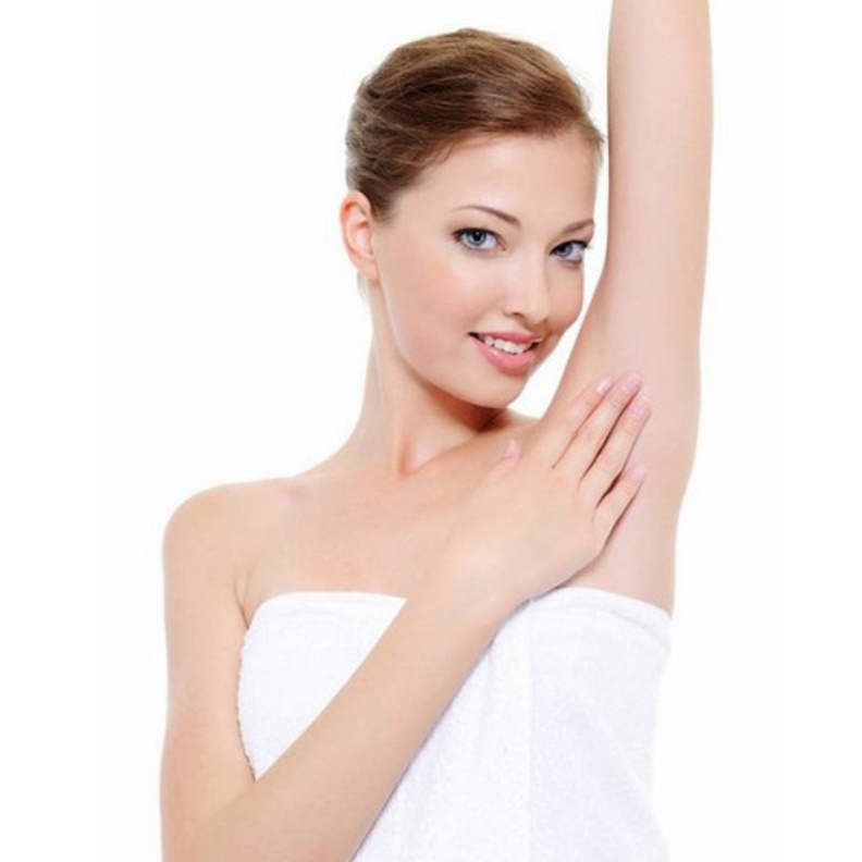 الاستحمام بالماء الفاتر يسهل من عملية نزع الشعر