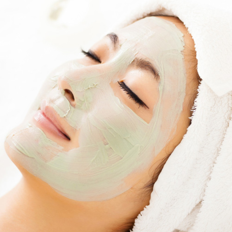 زيت اللوز يرطب بشرتك ويعالح جفافها