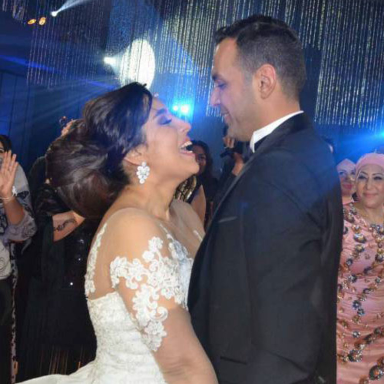 دنيا سمير غانم برفقة زوجها خلال وصولهما حفل الزفاف