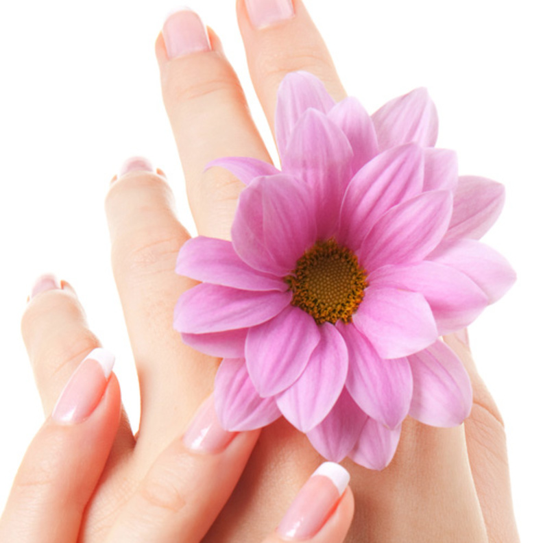  زيت اللوز يرطب اليدين ويحافظ على نعومتهما