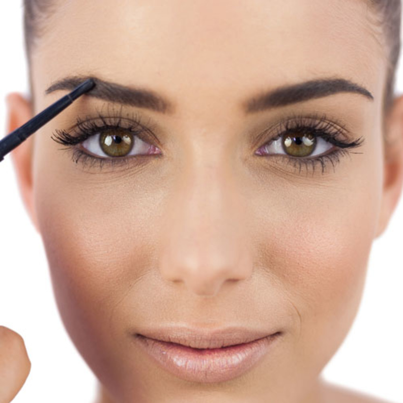 ارسمي بخفة خطوطا رفيعة داخل حاجبيك لتعبئتهما