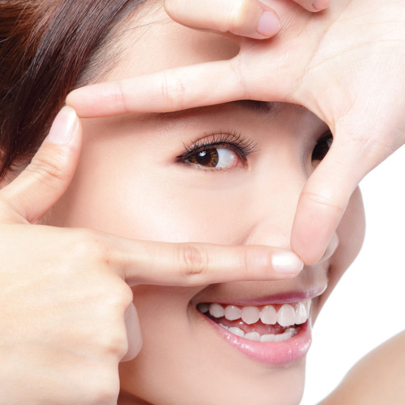  التدليك يساهم بإزالة الماء المحتبسة داخل محيط العينين