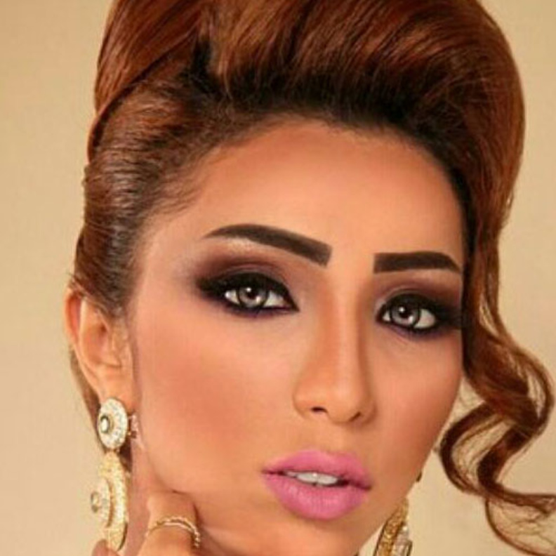  دنيا مع زوجها وفريق العمل