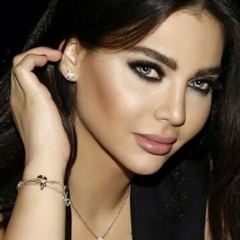 قمر..شبيهة هيفاء وهبي
