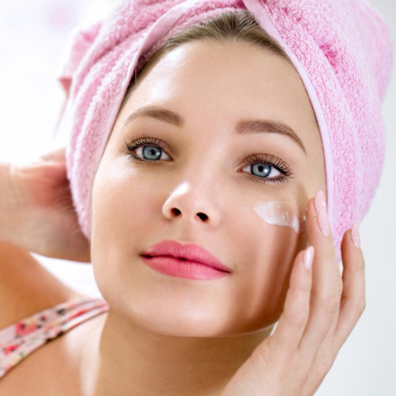 مسحوق اللوز غني بالمواد التي تعمل على تفتيح البشرة