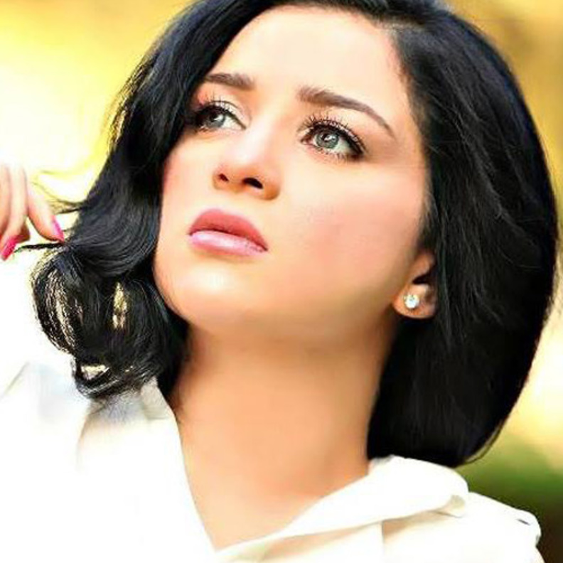 مي عزالدين خلال اطلالتها في الحفل..ويبدو التاتو على يدها