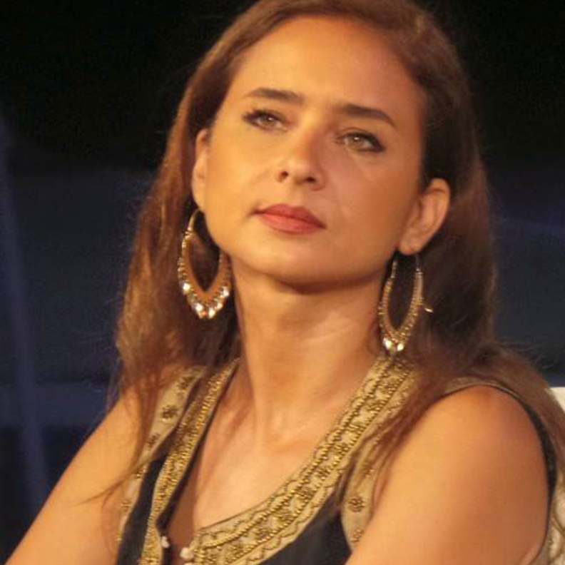 نيللي كريم مشغولة برسائل المعجبين