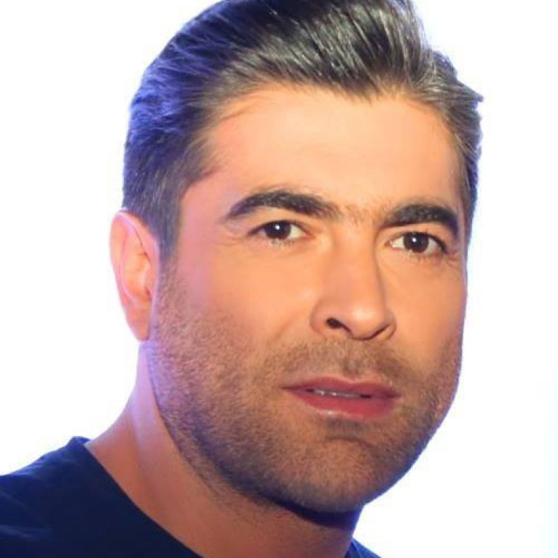 وائل كفوري يقبل فتاة مقعدة خلال احيائه حفلا في المغرب