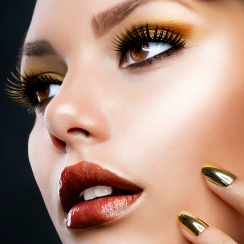 يمكنك الحصول على شفاه دافئة وظلال عيون سموكي بالقلم البني