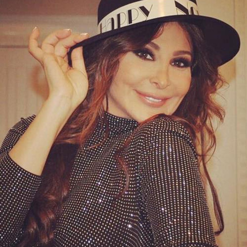 مع اصدقائها تحت المطر