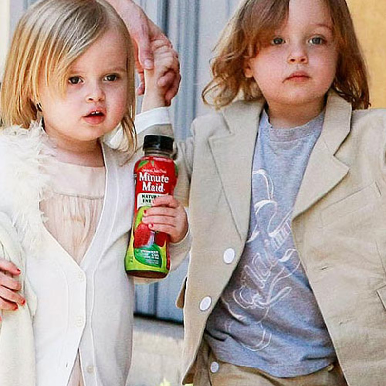  براد يقوم بالتسويق من اجل توأمه