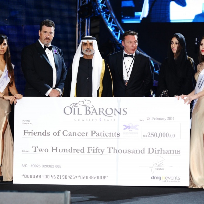 صاحب السمو الشيخ نهيان بن مبارك آل نهيان يسلّم الشيك لجمعية أصدقاء مرضى السرطان
