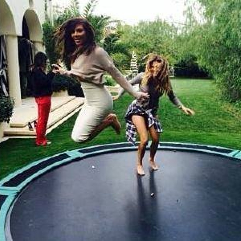 كيم وكلوي كارداشيان تقفزان وتلهوان مرحا في حديقة منزل العائلة