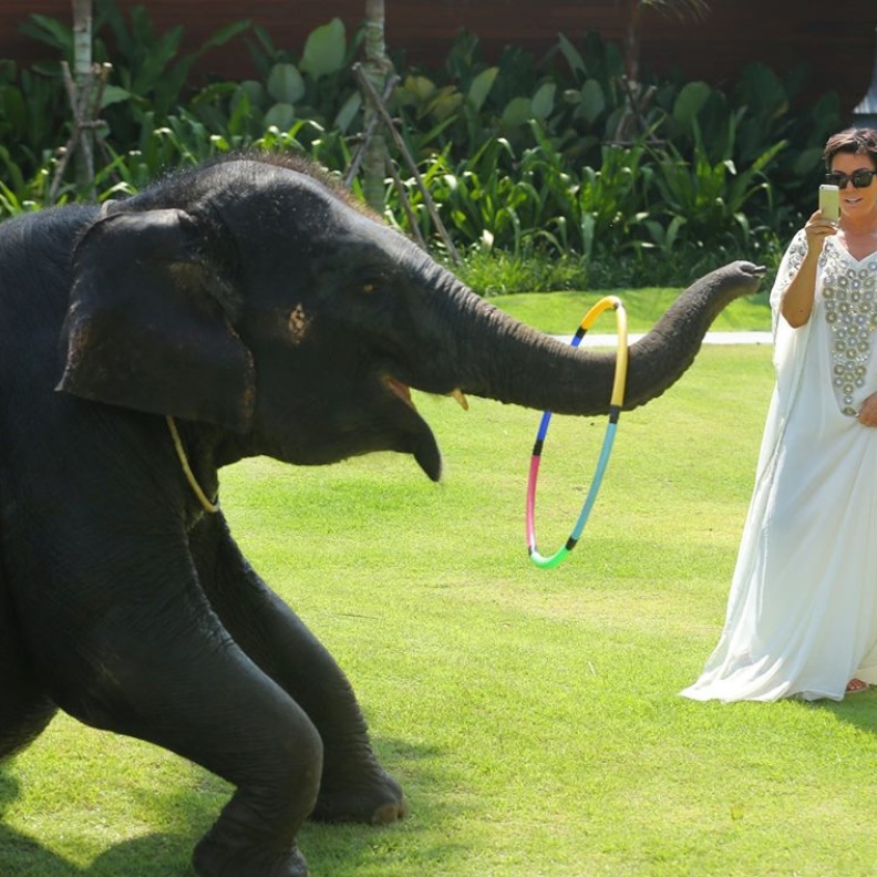 كريس جينير والدة كيم كارداشيان تستمتع هي الأخرى بعطلتها في تايلاند