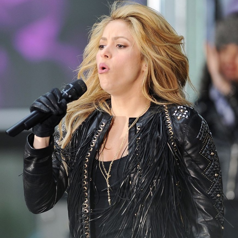 هل تحاول شاكيرا الغناء أم إلقاء خطاب حماسي؟