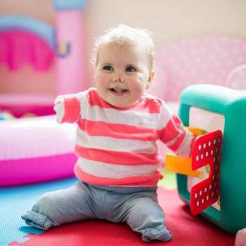 شاهد طفلة لم تكمل عامها الأول فقدت أطرافها الأربعة ولم تفقد ابتسامتها