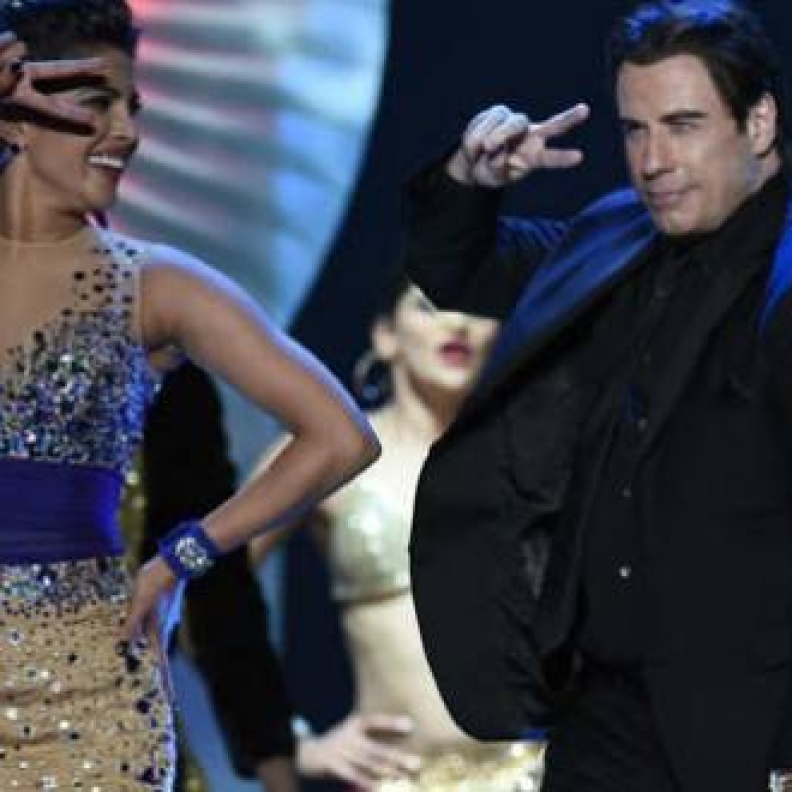 جون ترافولتا يؤدي إحدى الرقصات الهندية مع النجمة بريانكا شوبرا