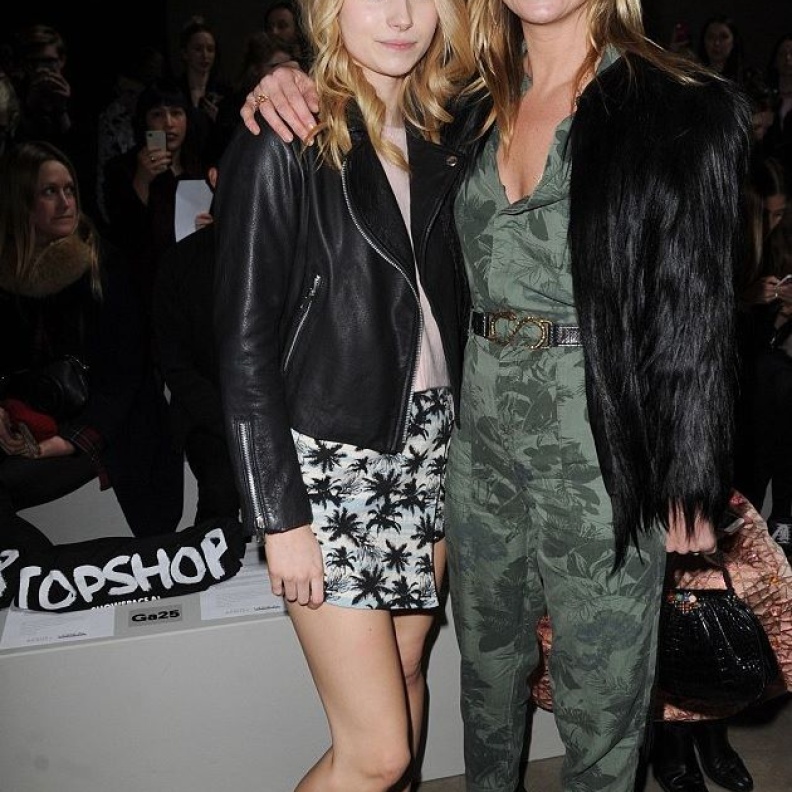 لوتي تسير على خطى شقيقتها الكبرى كيت موس