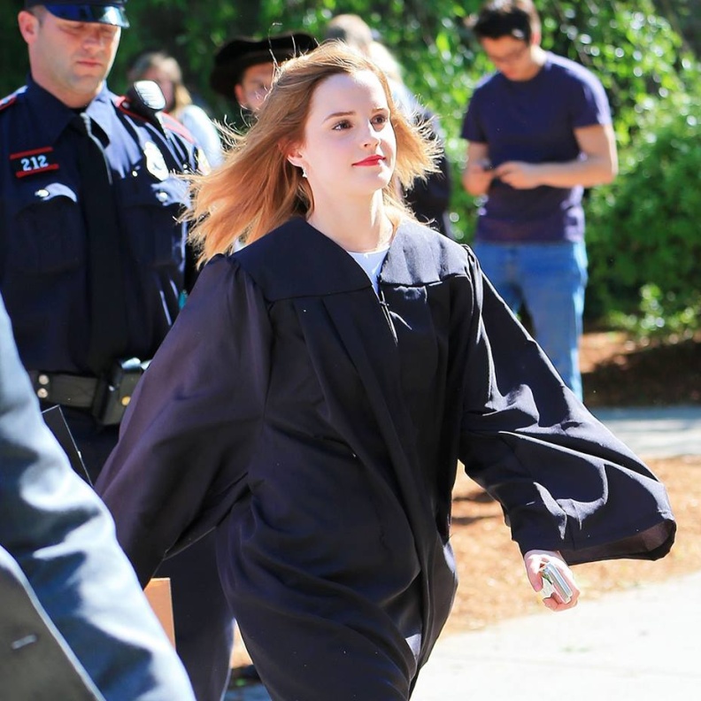 واثق الخطوة يمشي ملكا .. إيما واتسون خلال تخرجها من جامعة براون بالأمس