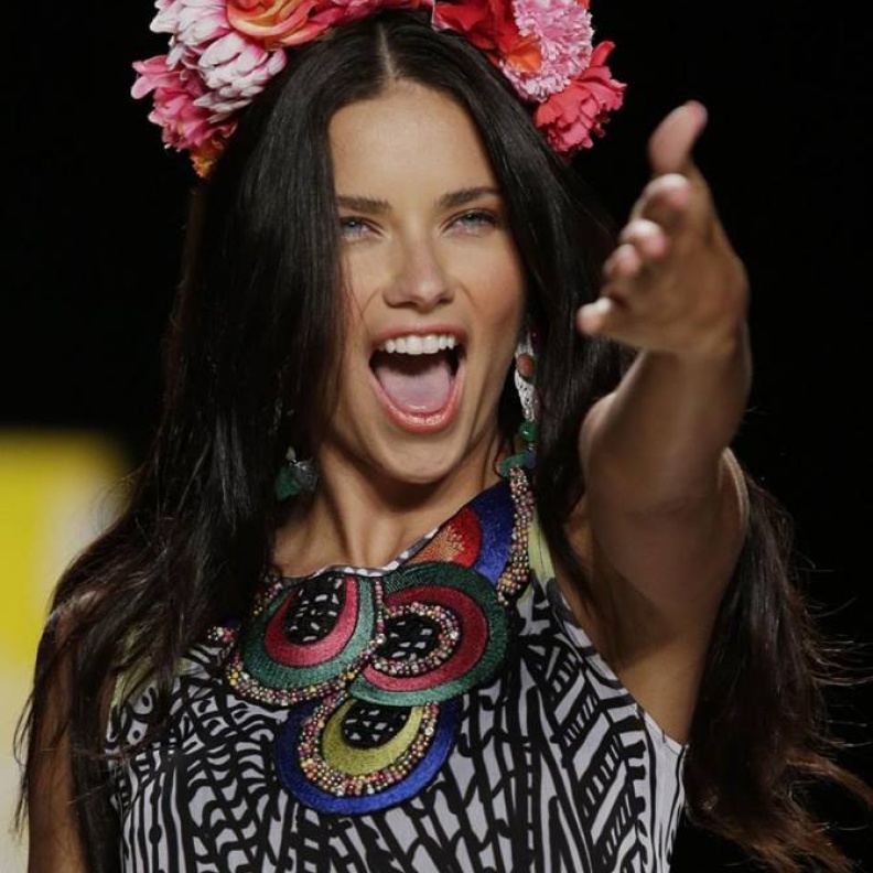 لمن ترسل أدريانا ليما قبلاتها في عرض ديزيغوال لربيع وصيف 2015؟