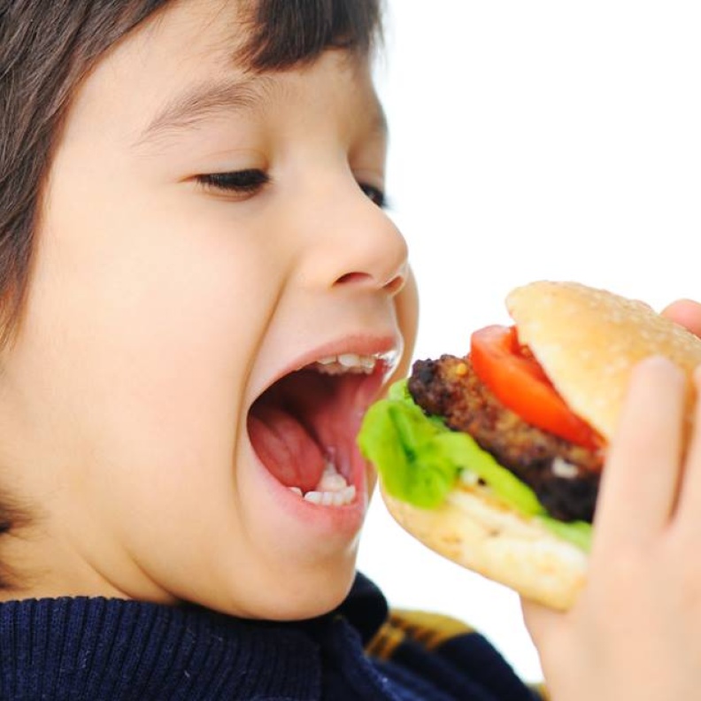 الوجبات السريعة تؤثر سلبا في نتائج أطفال المدارس 