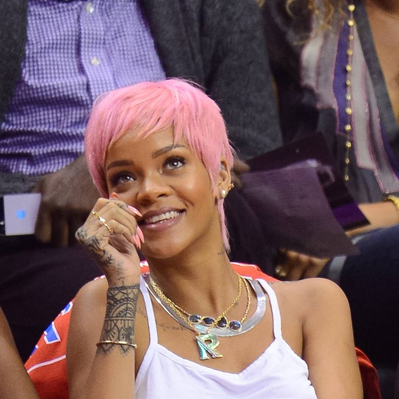 بعد جويل .. ريهانا تطل علينا بالشعر الوردي؟ ما رأيكم؟